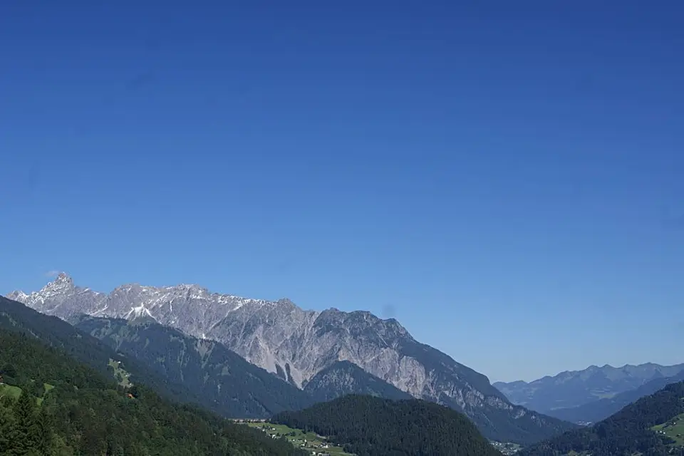 Stimmungsvolle Reiseansicht aus Vorarlberg für Busreise Vorarlberg mit 4-Sterne-Hotel – Tipps zur Auswahl