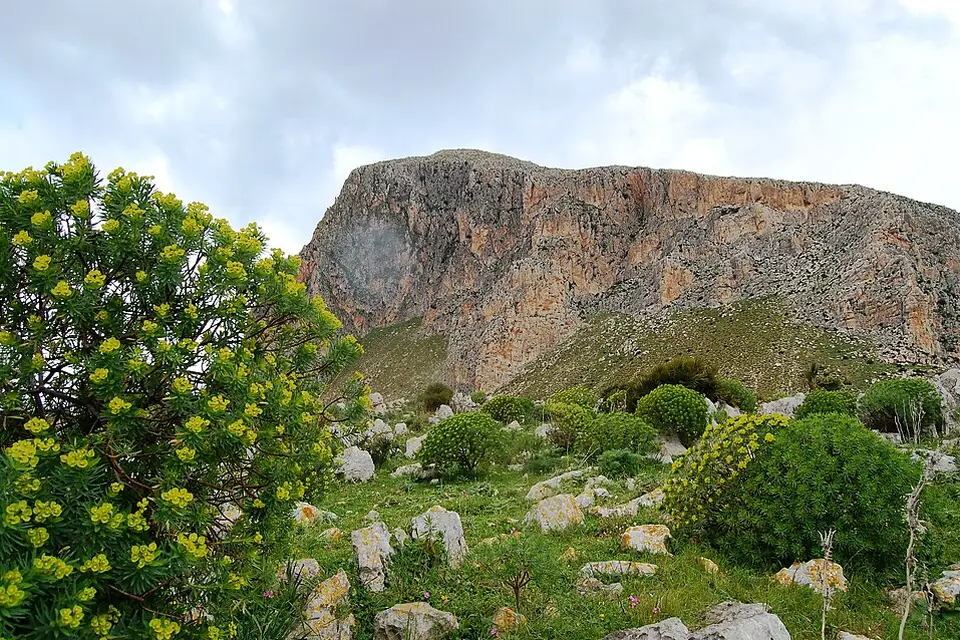 Stimmungsvolle Reiseansicht aus Sizilien für Busreise Sizilien mit Panoramabahn – Dauer & Komfort