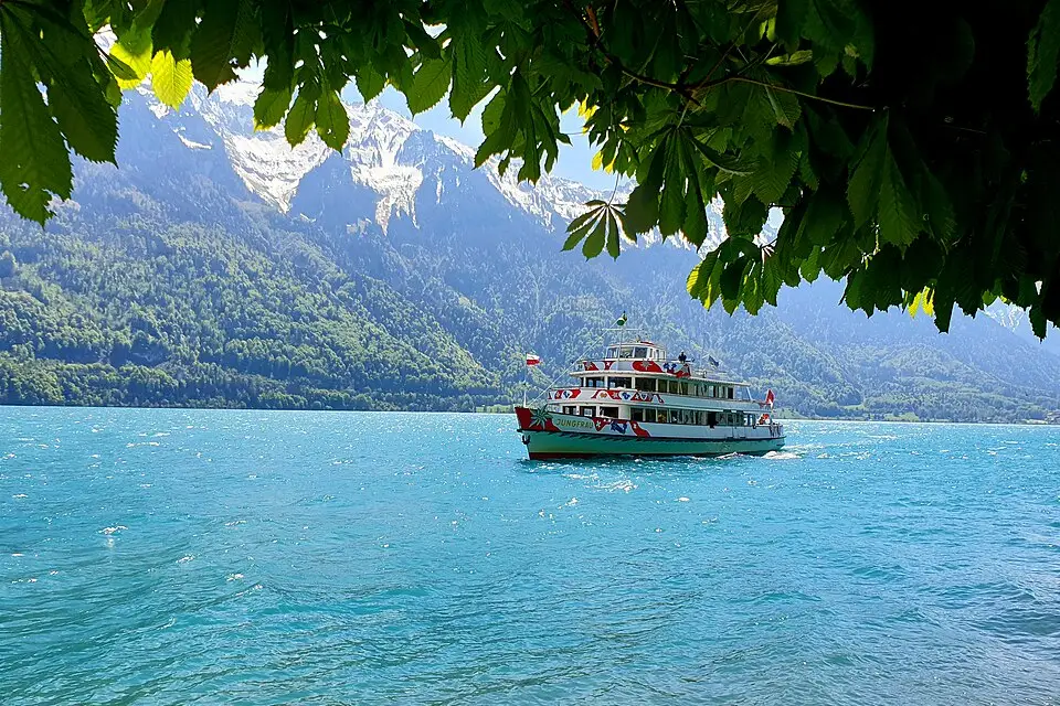 Stimmungsvolle Reiseansicht aus Berner Oberland für Premium Busreise Berner Oberland – Dauer & Komfort