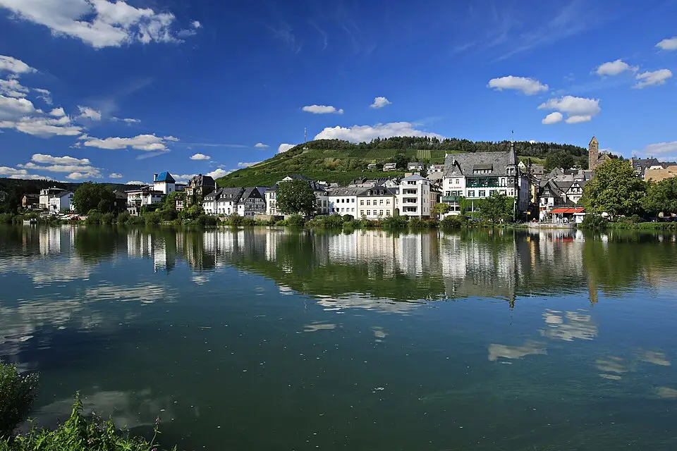 Stimmungsvolle Reiseansicht aus Mosel für Busreise Mosel 7 Tage – Dauer & Komfort