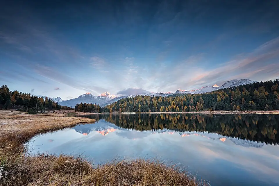 Stimmungsvolle Reiseansicht aus Engadin für Kulturreise Engadin mit dem Bus – Reisecheck
