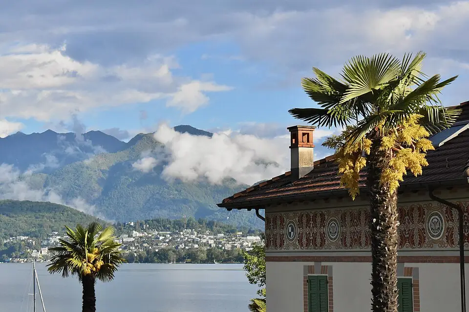 Stimmungsvolle Reiseansicht aus Tessin für Busreise Tessin im Winter – Reiseguide