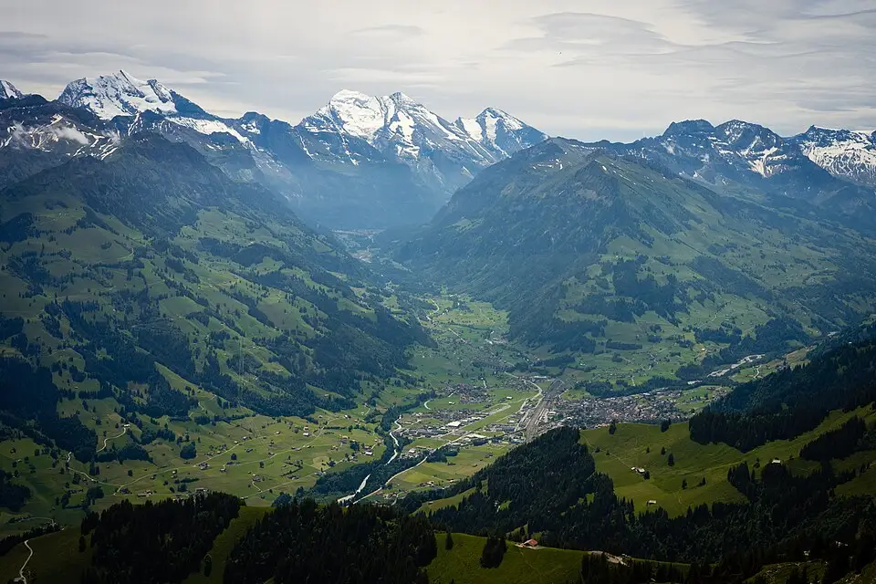 Stimmungsvolle Reiseansicht aus Berner Oberland für Vereinsreise Berner Oberland mit dem Bus – Dauer & Komfort