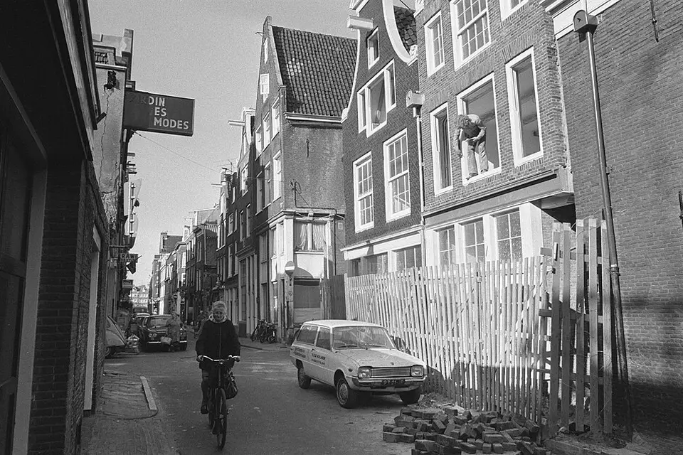 Stimmungsvolle Reiseansicht aus Amsterdam für Busreise Amsterdam im Sommer – Route & Leistungen