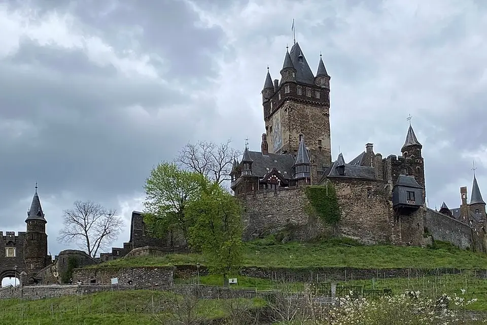 Stimmungsvolle Reiseansicht aus Mosel für Busreise Mosel mit Halbpension – Reisecheck