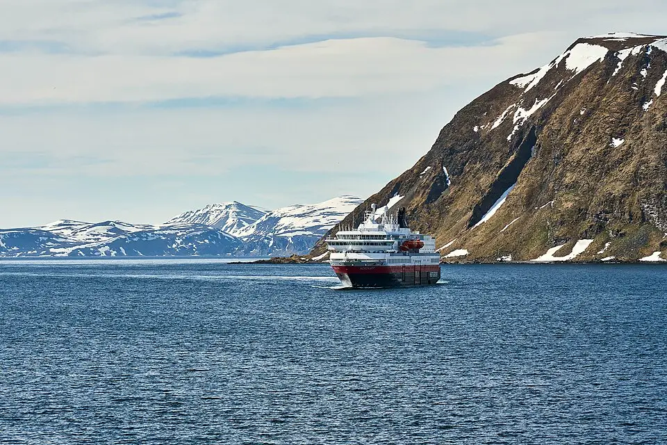 Authentischer Reisemoment in Nordkap – passend zu Busreise Nordkap mit Panoramabahn – Route & Leistungen