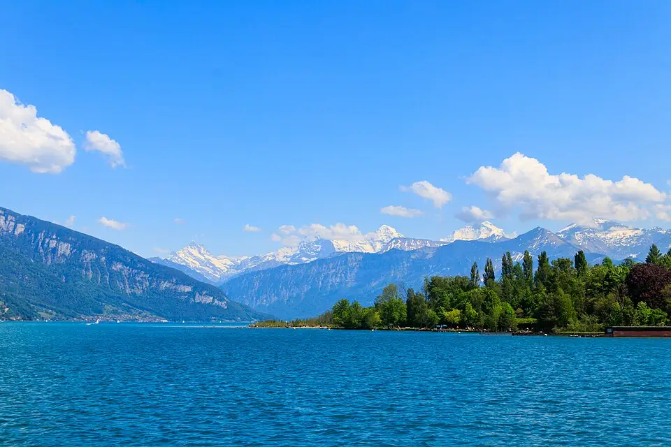 Stimmungsvolle Reiseansicht aus Berner Oberland für Busreise Berner Oberland mit Panoramabahn – Tipps zur Auswahl