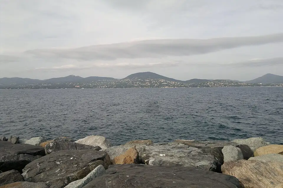Stimmungsvolle Reiseansicht aus Côte d’Azur für Busreise Côte d’Azur im Sommer – Reisecheck