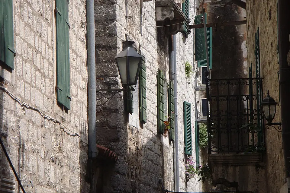 Stimmungsvolle Reiseansicht aus Montenegro für Busreise Montenegro mit 4-Sterne-Hotel – Reiseguide