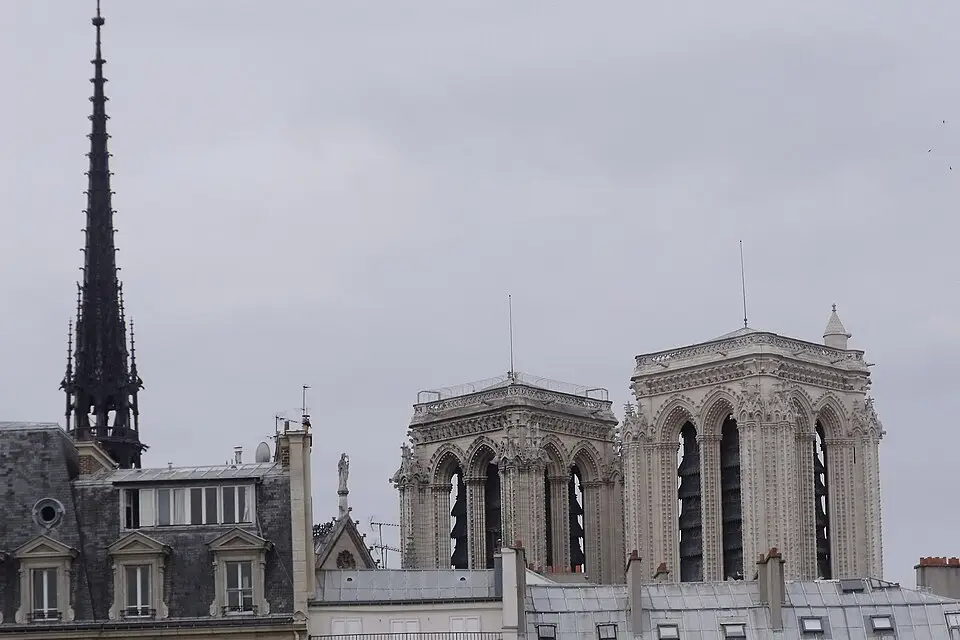 Authentischer Reisemoment in Paris – passend zu Busreise Paris mit Panoramabahn – Tipps zur Auswahl