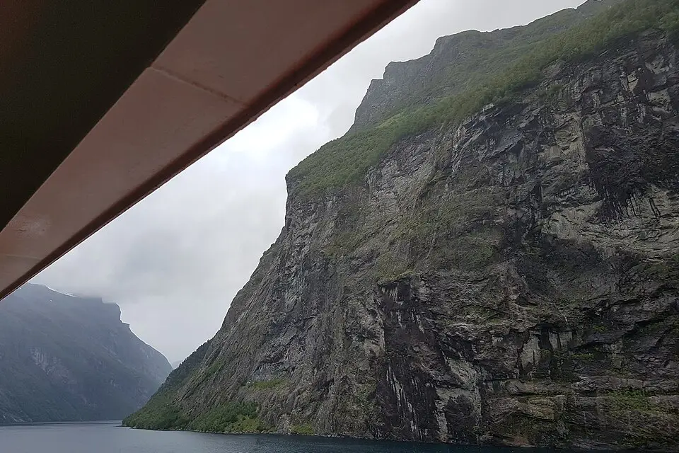 Stimmungsvolle Reiseansicht aus Norwegische Fjorde für Busreise Norwegische Fjorde für Alleinreisende – Dauer & Komfort