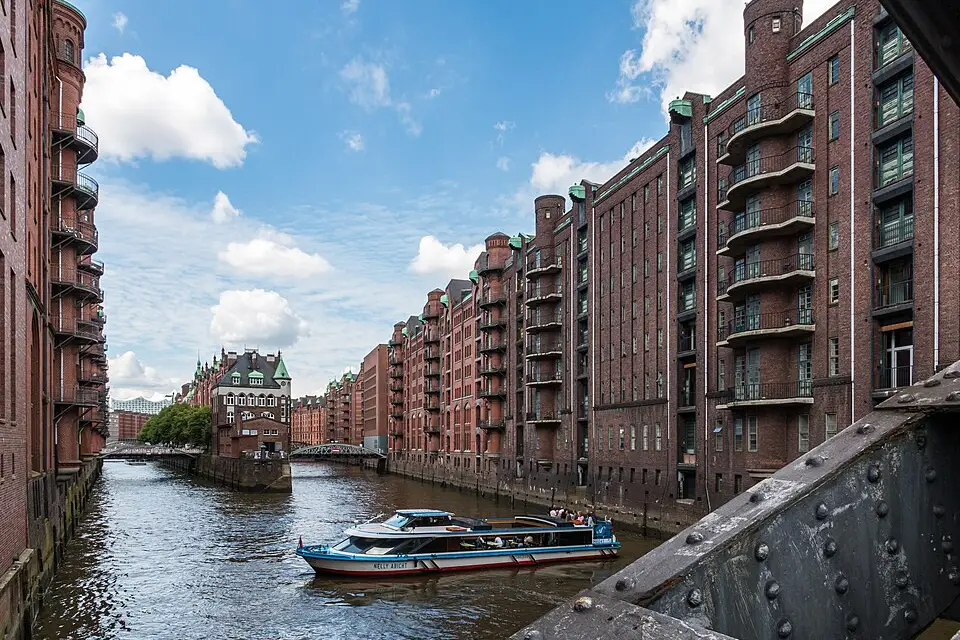 Stimmungsvolle Reiseansicht aus Hamburg für Barrierearme Busreise Hamburg – Reiseguide