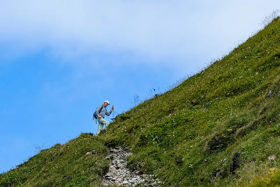 Stimmungsvolle Reiseansicht aus Vorarlberg für Beste Reisezeit für eine Busreise Vorarlberg – Dauer & Komfort