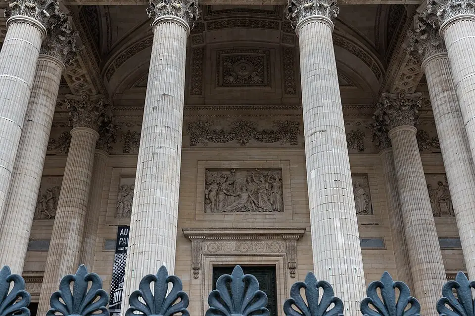 Landschaft und Sehenswürdigkeiten in Paris für Genussreise Paris mit dem Bus – Route & Leistungen