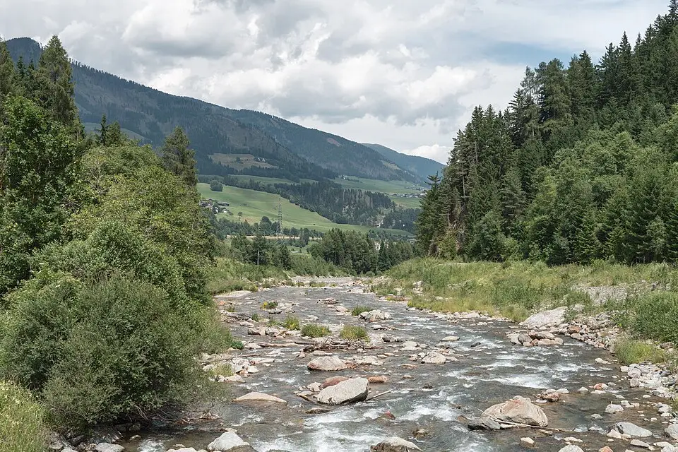 Stimmungsvolle Reiseansicht aus Tirol für Busreise Tirol mit Schifffahrt – Reisecheck