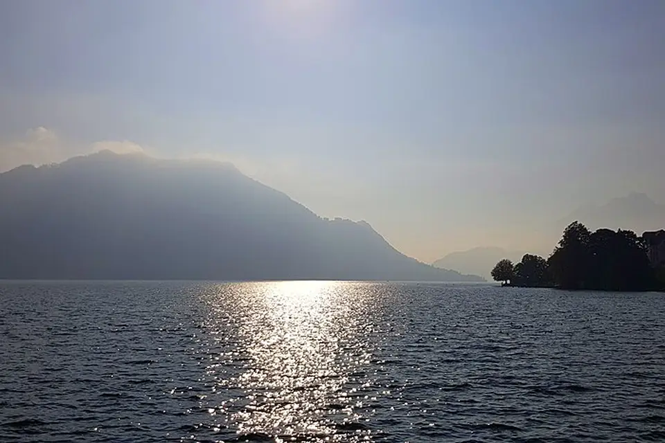 Stimmungsvolle Reiseansicht aus Vierwaldstättersee für Erlebnisreise Vierwaldstättersee mit dem Bus – Reisecheck