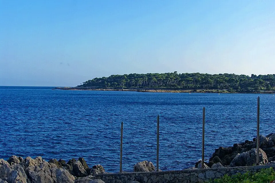 Stimmungsvolle Reiseansicht aus Côte d’Azur für Busreise Côte d’Azur mit Panoramabahn – Dauer & Komfort