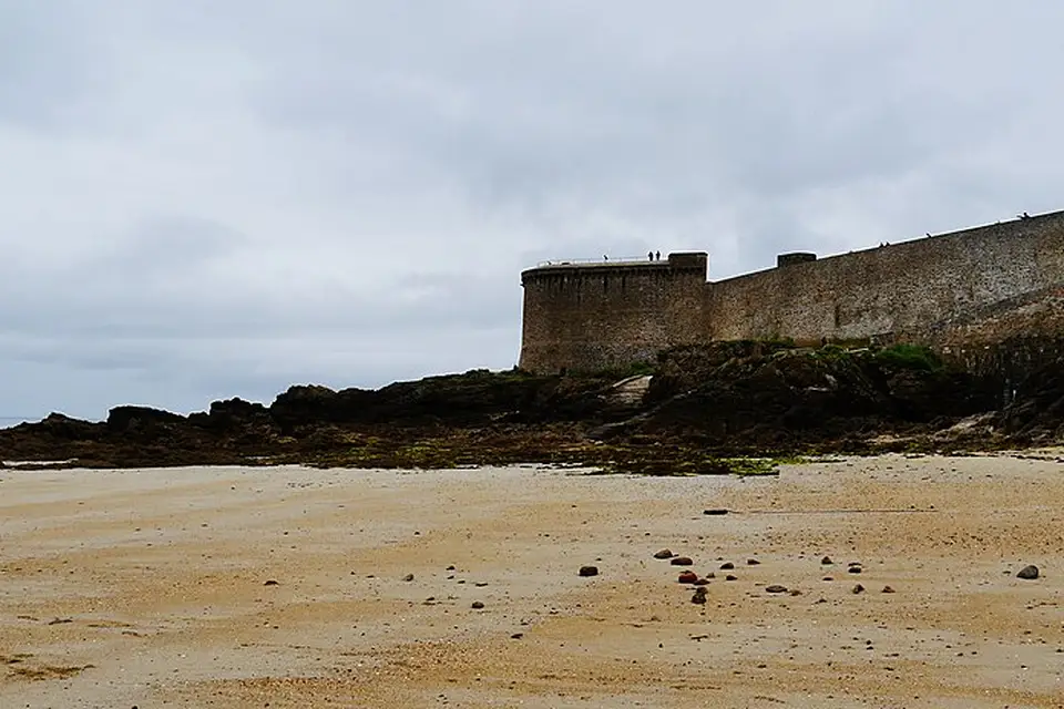 Stimmungsvolle Reiseansicht aus Bretagne für Busreise Bretagne mit Reiseleitung – ehrlich eingeordnet
