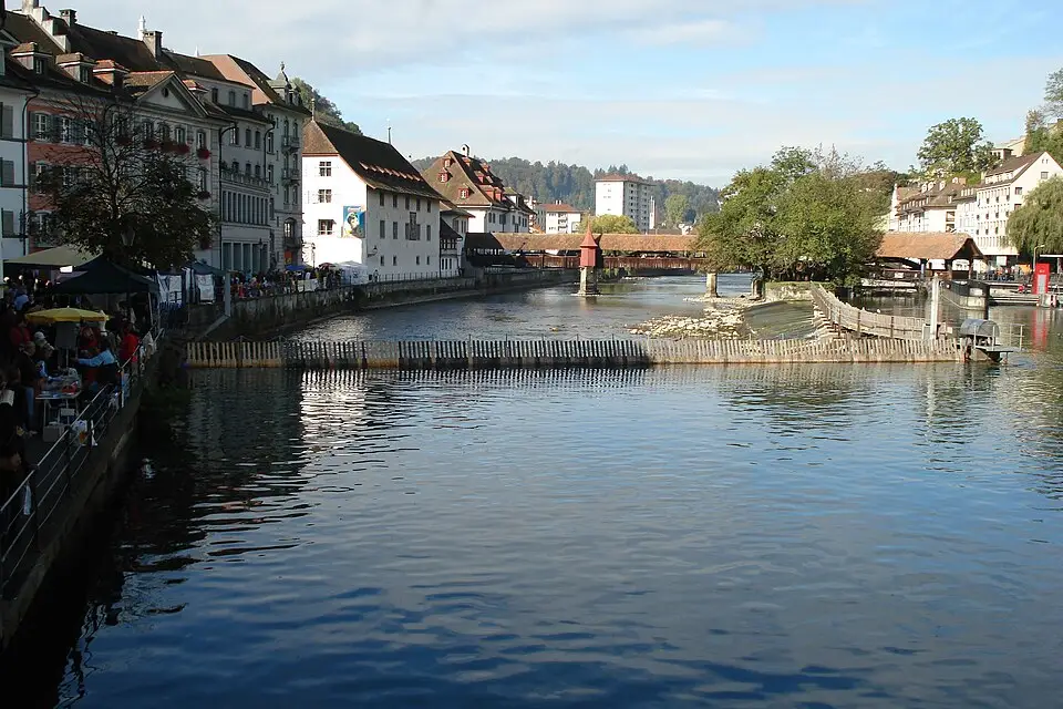 Stimmungsvolle Reiseansicht aus Vierwaldstättersee für Busreise Vierwaldstättersee im Sommer – Tipps zur Auswahl
