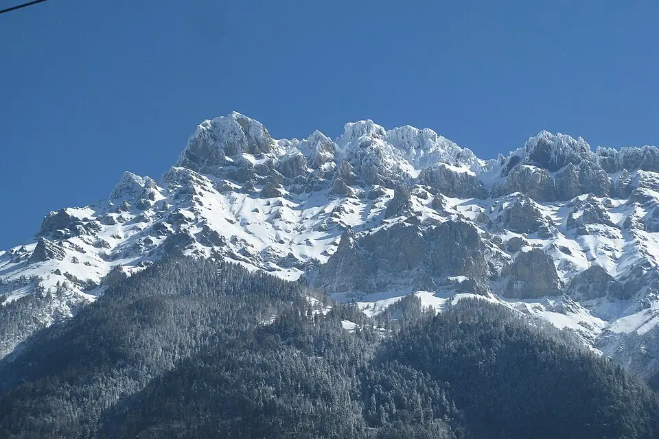 Stimmungsvolle Reiseansicht aus Wallis für Busreise Wallis 5 Tage – Reisecheck