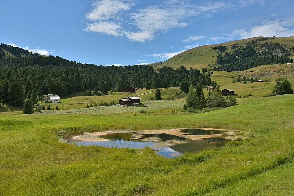 Stimmungsvolle Reiseansicht aus Südtirol für Busreise Südtirol mit Schifffahrt – ehrlich eingeordnet