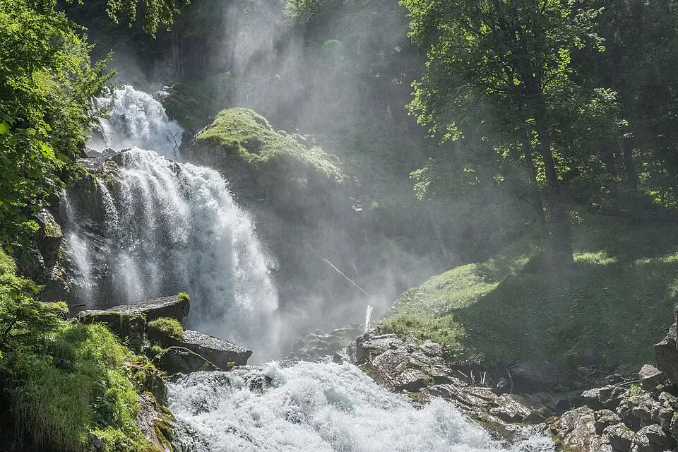 Stimmungsvolle Reiseansicht aus Berner Oberland für Naturreise Berner Oberland mit dem Bus – Reiseguide