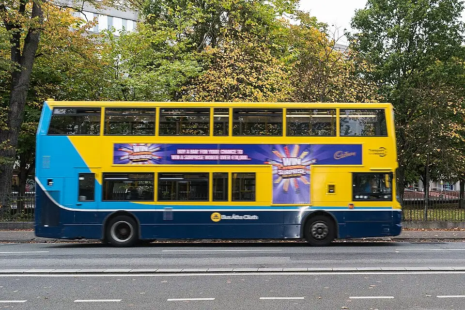 Stimmungsvolle Reiseansicht aus Irland für Genussreise Irland mit dem Bus – Tipps zur Auswahl