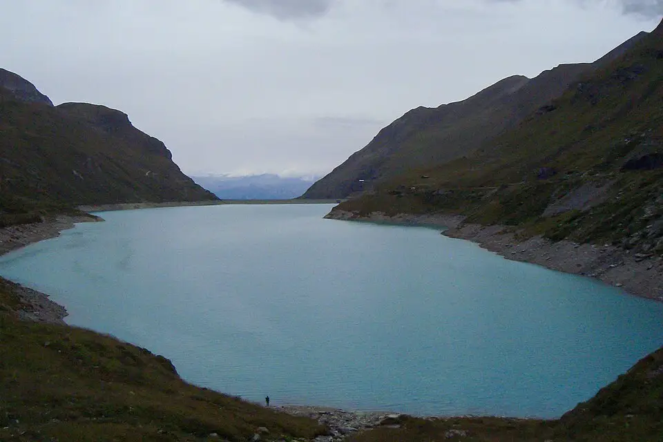 Stimmungsvolle Reiseansicht aus Wallis für Beste Reisezeit für eine Busreise Wallis – Route & Leistungen