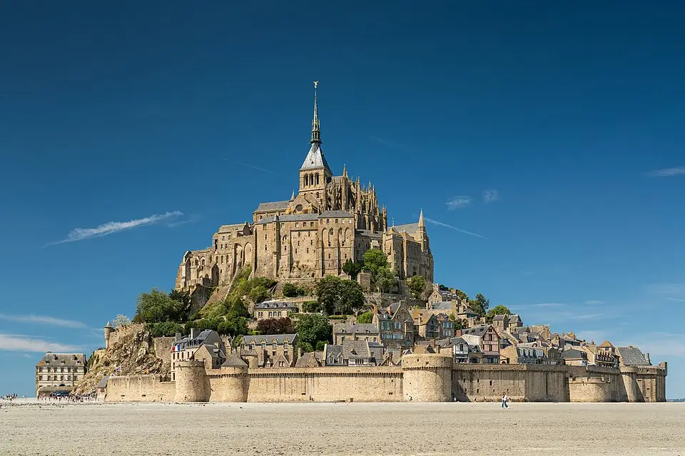 Stimmungsvolle Reiseansicht aus Normandie für Busreise Normandie für Senioren – Reiseguide