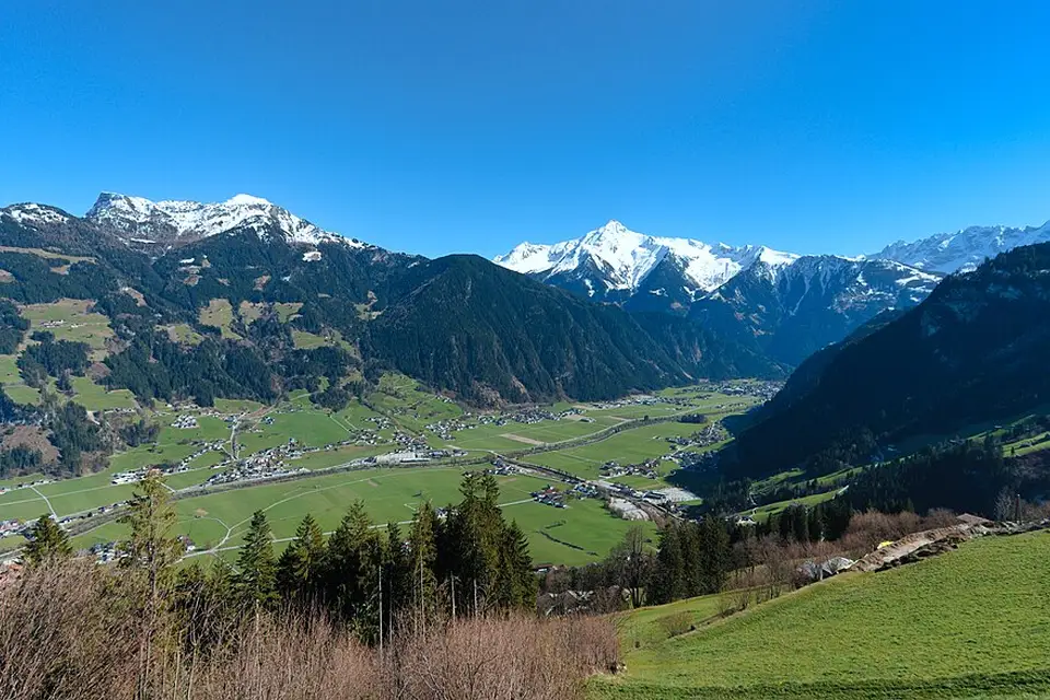 Authentischer Reisemoment in Tirol – passend zu Busreise Tirol ab Hamburg – Dauer & Komfort
