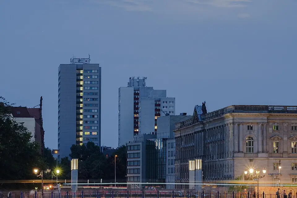 Stimmungsvolle Reiseansicht aus Berlin für Busreise Berlin im Frühling – ehrlich eingeordnet