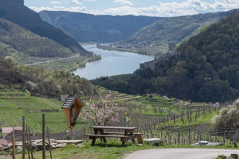 Stimmungsvolle Reiseansicht aus Wachau für Genussreise Wachau mit dem Bus – Route & Leistungen