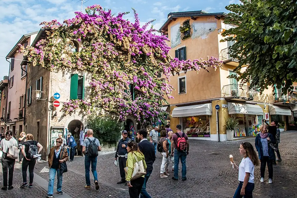 Authentischer Reisemoment in Gardasee – passend zu Günstige Busreise Gardasee – Dauer & Komfort