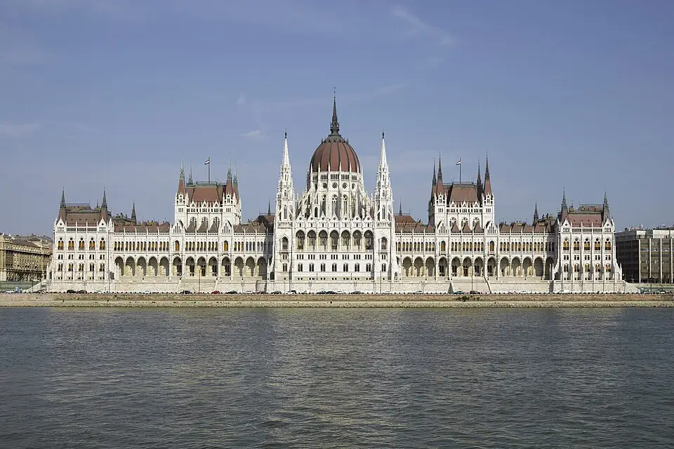 Stimmungsvolle Reiseansicht aus Budapest für Weihnachtsreise Budapest mit dem Bus – ehrlich eingeordnet