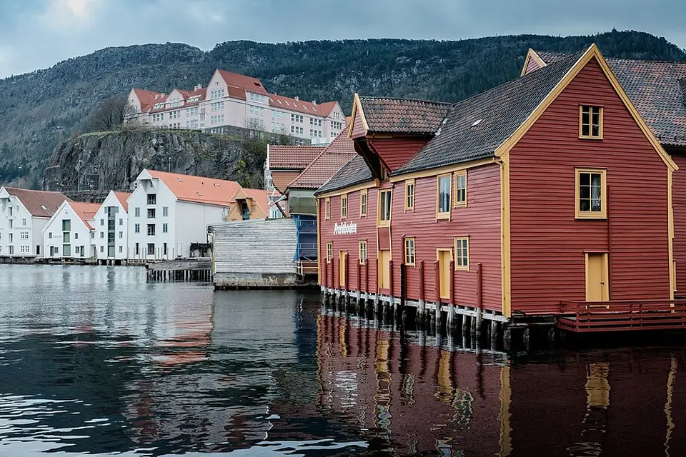 Stimmungsvolle Reiseansicht aus Norwegische Fjorde für Gruppenreise Norwegische Fjorde mit dem Bus – Dauer & Komfort