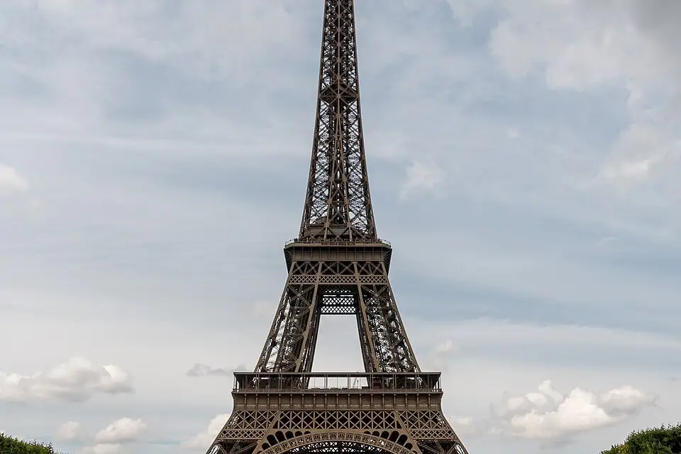 Stimmungsvolle Reiseansicht aus Paris für Kulturreise Paris mit dem Bus – ehrlich eingeordnet