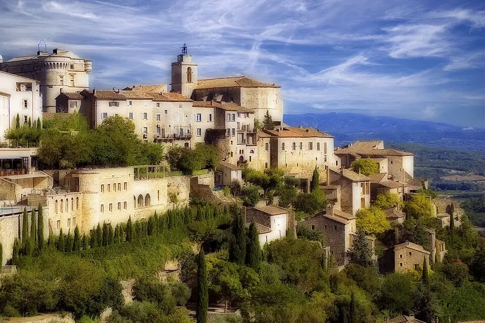 Stimmungsvolle Reiseansicht aus Provence für Busreise Provence im Winter – Reiseguide