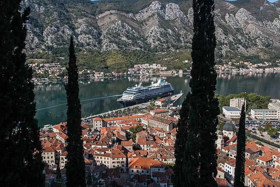 Stimmungsvolle Reiseansicht aus Montenegro für Adventsreise Montenegro mit dem Bus – Route & Leistungen