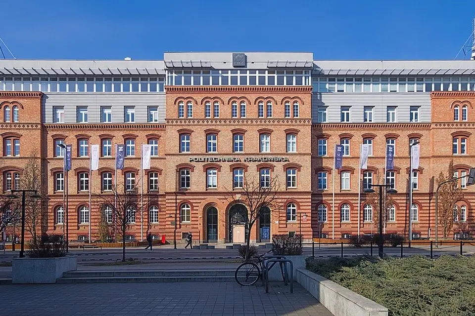 Stimmungsvolle Reiseansicht aus Krakau für Busreise Krakau für Alleinreisende – ehrlich eingeordnet