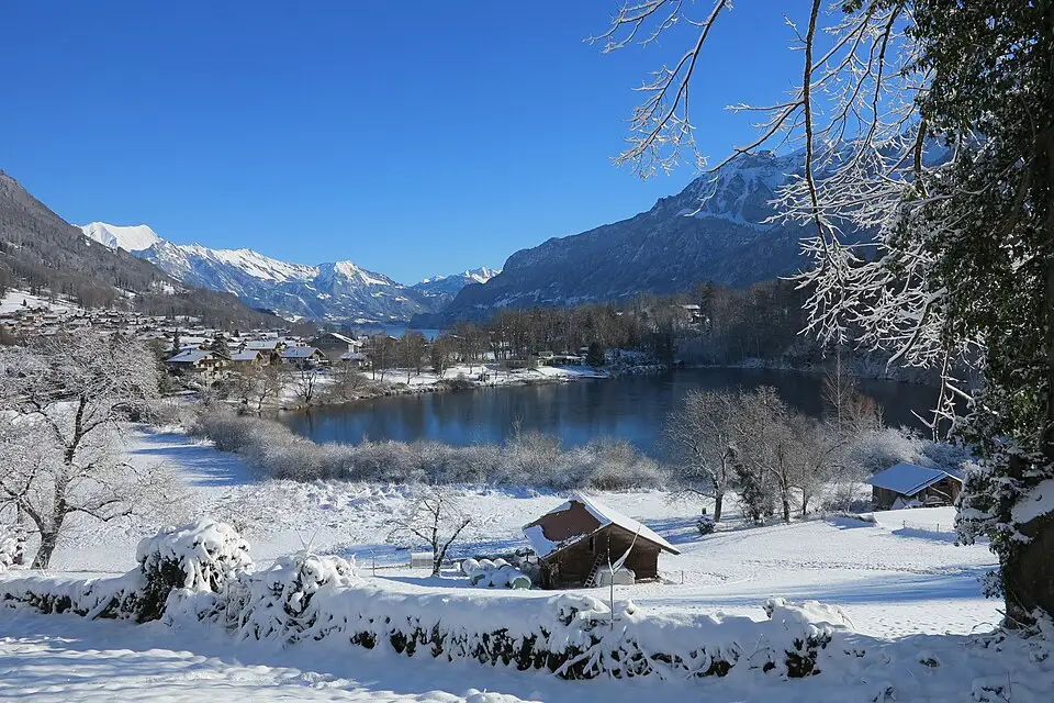 Stimmungsvolle Reiseansicht aus Berner Oberland für Adventsreise Berner Oberland mit dem Bus – Reiseguide