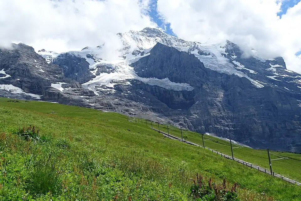 Stimmungsvolle Reiseansicht aus Berner Oberland für Berner Oberland – Seniorenreise mit Abholservice