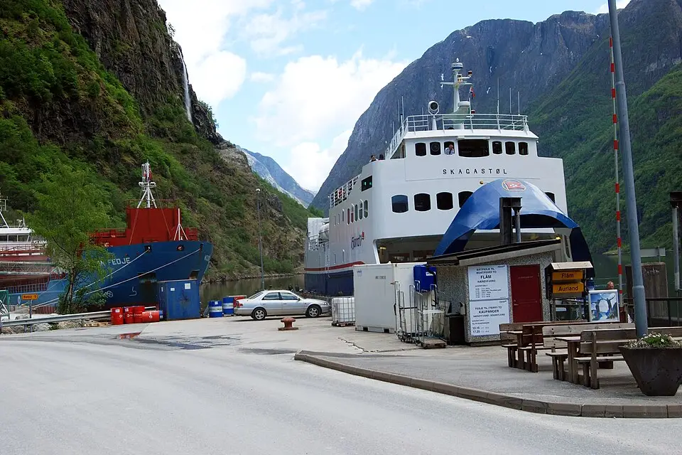Stimmungsvolle Reiseansicht aus Norwegische Fjorde für Silvesterreise Norwegische Fjorde mit dem Bus – Tipps zur Auswahl