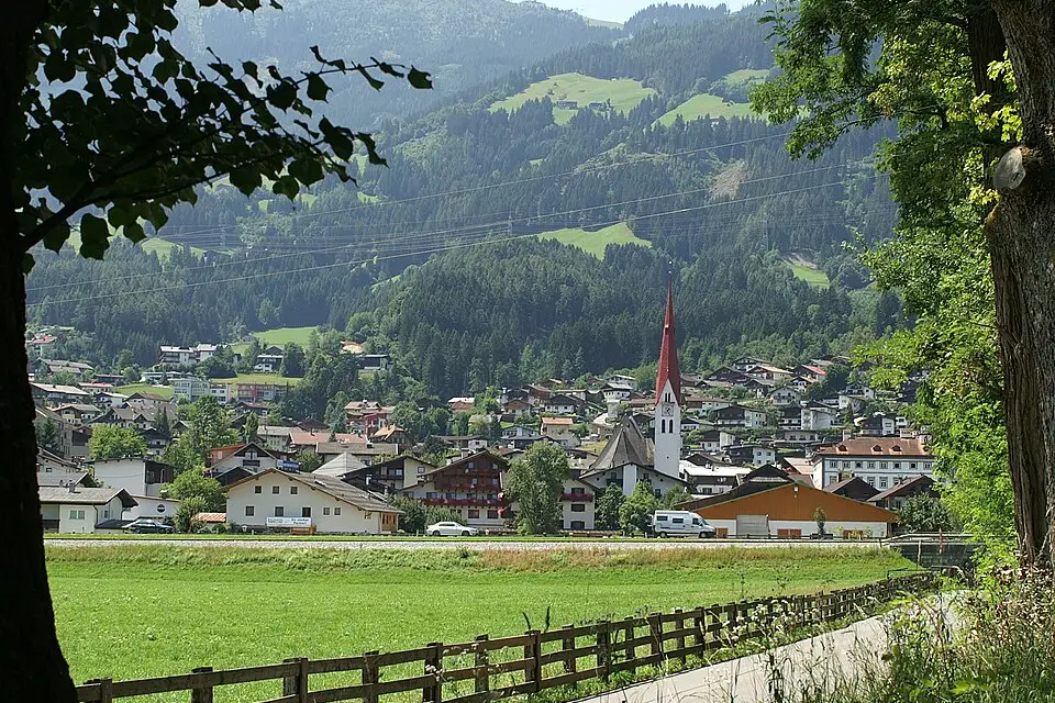 Stimmungsvolle Reiseansicht aus Zillertal für Genussreise Zillertal mit dem Bus – Dauer & Komfort
