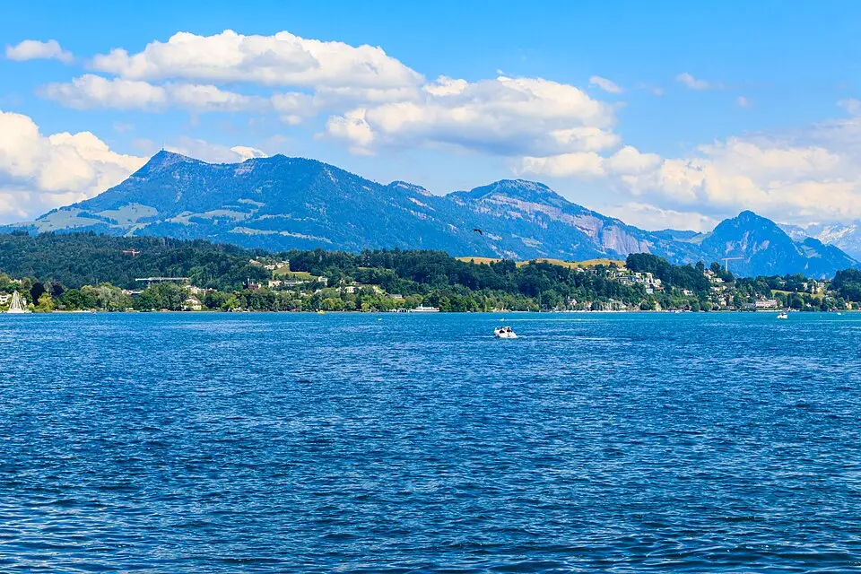 Stimmungsvolle Reiseansicht aus Vierwaldstättersee für Busreise Vierwaldstättersee ab NRW – Reisecheck