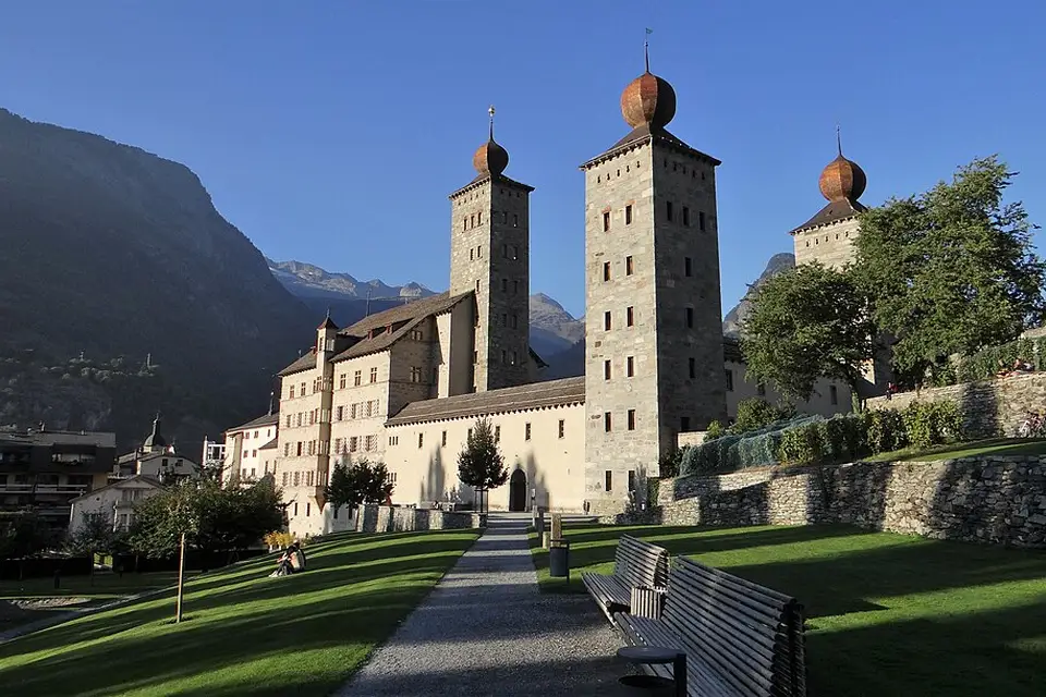 Stimmungsvolle Reiseansicht aus Wallis für Kurzreise Wallis mit dem Bus – Dauer & Komfort