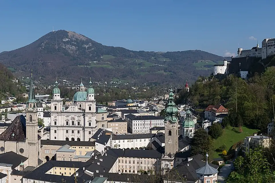 Stimmungsvolle Reiseansicht aus Salzburg für Busreise Salzburg ab Frankfurt – Tipps zur Auswahl
