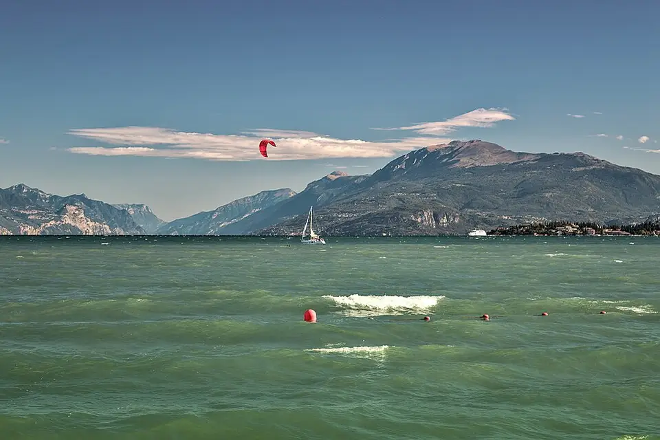 Stimmungsvolle Reiseansicht aus Gardasee für Busreise Gardasee für Alleinreisende – Reisecheck