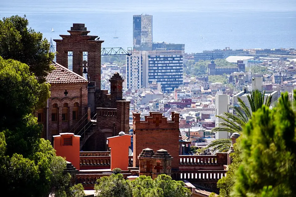 Stimmungsvolle Reiseansicht aus Barcelona für Busreise Barcelona im Frühling – Tipps zur Auswahl