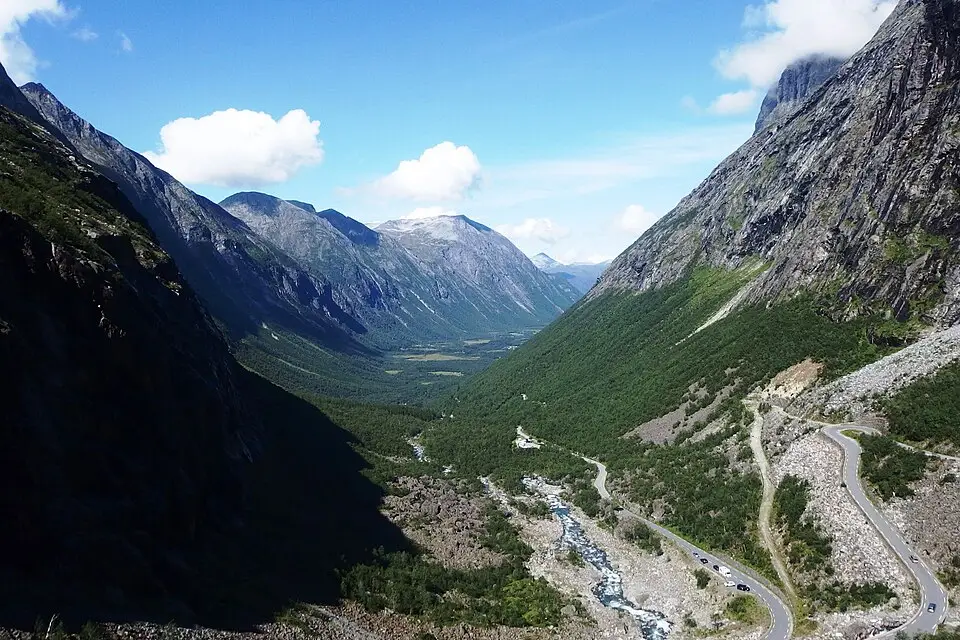 Stimmungsvolle Reiseansicht aus Norwegische Fjorde für Premium Busreise Norwegische Fjorde – ehrlich eingeordnet