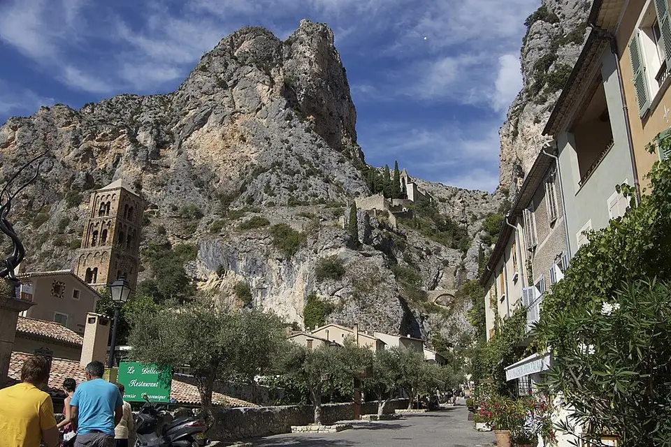 Stimmungsvolle Reiseansicht aus Provence für Premium Busreise Provence – Reisecheck